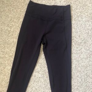 Lululemon Capri nylon/Lycra leggings. Size 6